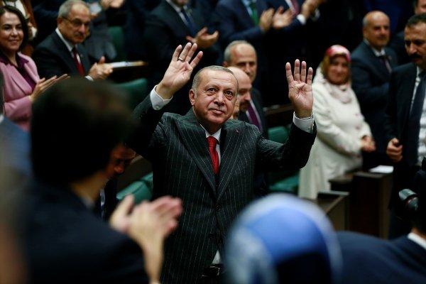 Erdoğan: Ekonomideki dalgalanmayı atlatacağız