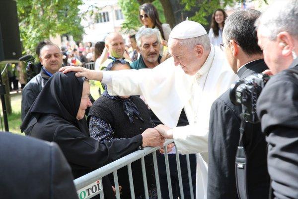 Papa’dan Bulgaristan'daki mülteci kampa ziyaret