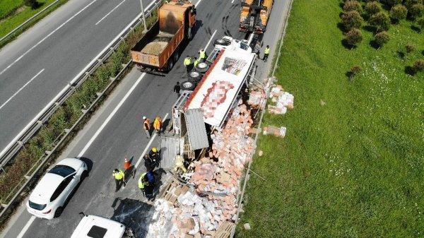 Silivri’de TEM otoyolunda tır devrildi
