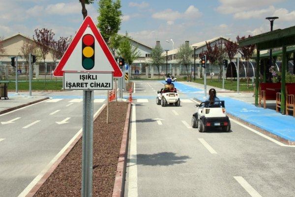 Çocuklara trafik eğitimi akülü araba ile veriliyor