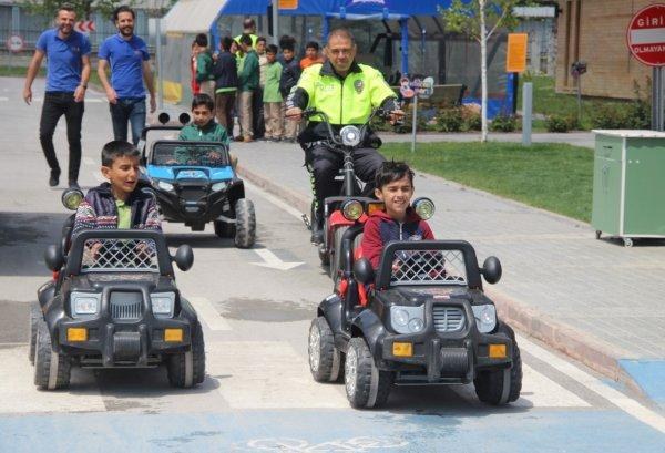 Çocuklara trafik eğitimi akülü araba ile veriliyor