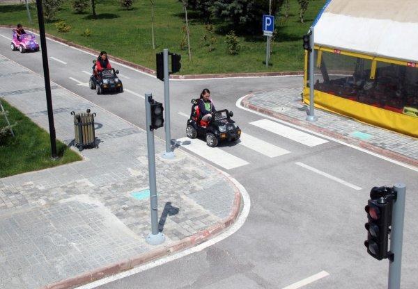 Çocuklara trafik eğitimi akülü araba ile veriliyor