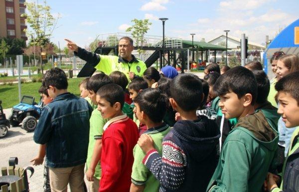 Çocuklara trafik eğitimi akülü araba ile veriliyor