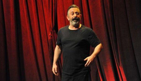 Cem Yılmaz sahnede fenalaştı