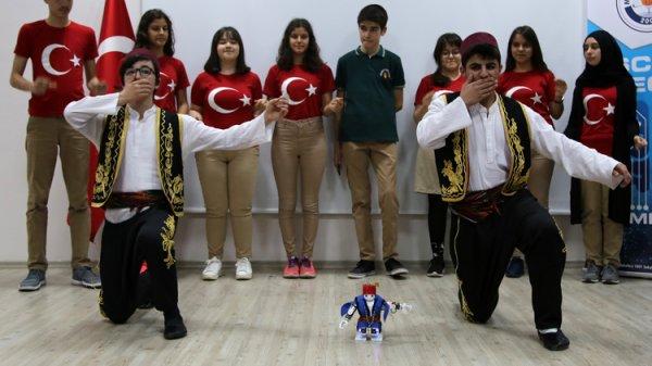 Harmandalı oynayan robot Manisa'ya birincilik getirdi