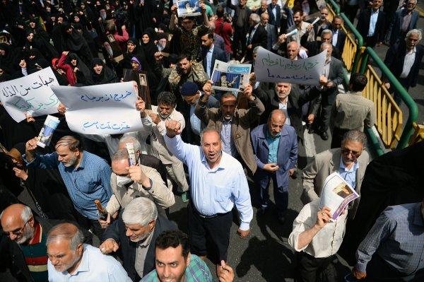 İran'da hükümetin nükleer kararına destek gösterileri