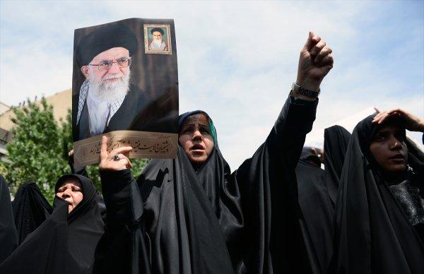 İran'da hükümetin nükleer kararına destek gösterileri