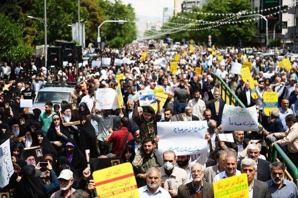 İran'da hükümetin nükleer kararına destek gösterileri