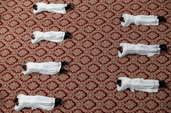 Rahipler Papa’nın önünde yerlere yattı