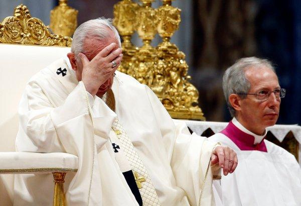 Rahipler Papa’nın önünde yerlere yattı