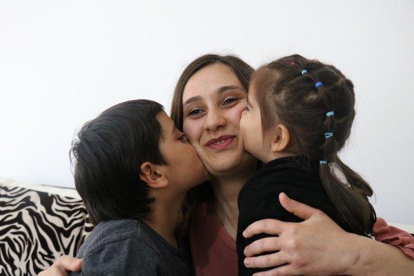 Köpeğin önüne atlayan anne, yılın annesi ödülünü aldı