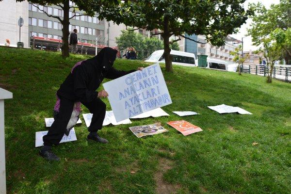 Karınca kostümü giyen protestocuya şiddet