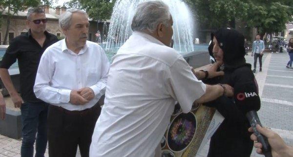 Karınca kostümü giyen protestocuya şiddet