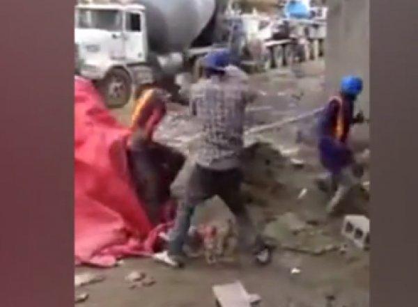 Paris'te inşaat işçilerinin kürekli kavgası