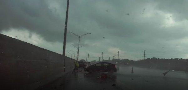 ABD'li polis ezilmekten son anda kurtuldu