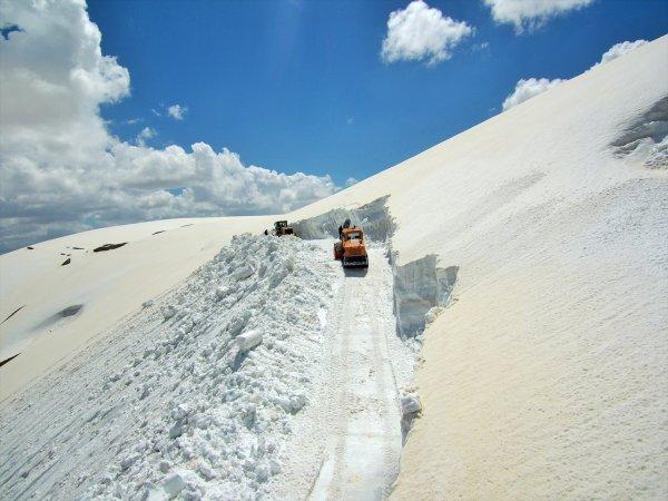 Muş'ta kardan kapalı olan yol açıldı