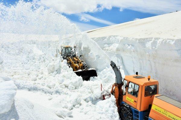 Muş'ta kardan kapalı olan yol açıldı