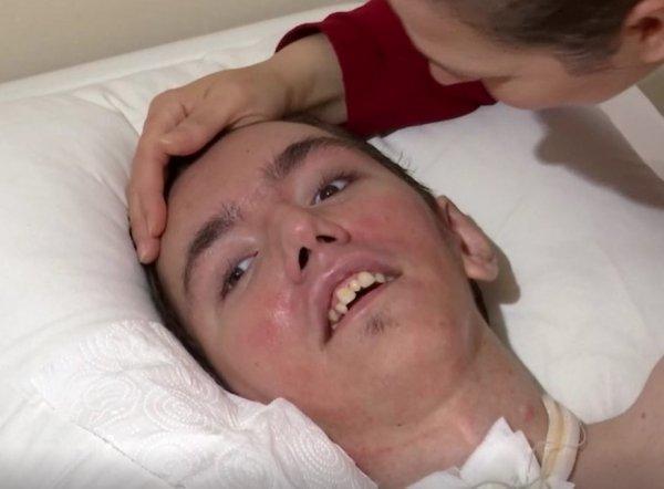 Girdiği iddia sonucu felç kalan genç yardım bekliyor