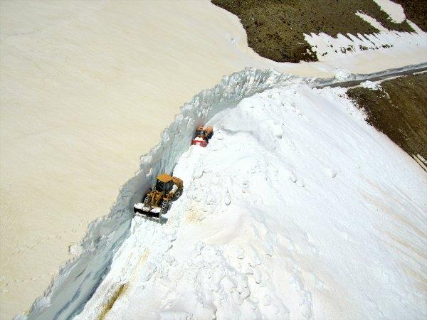 Muş'ta kardan kapalı olan yol açıldı