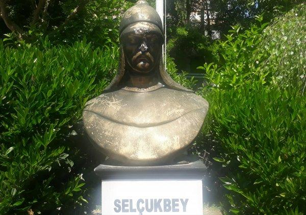 Maçka Parkı'ndaki Türk büyükleri heykellerine saldırı