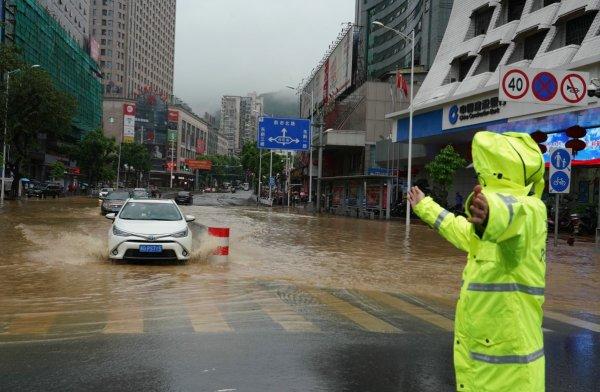 Çin'de felaket: Ev ve iş yerleri sular altında kaldı