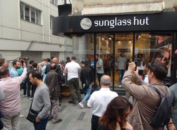 İstiklal'de arılar bir anda her yeri sardı