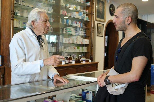 93 yaşındaki eczacı gençlere taş çıkarıyor