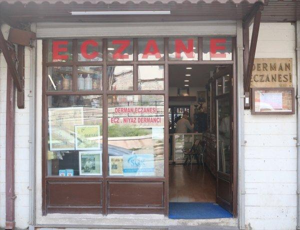 93 yaşındaki eczacı gençlere taş çıkarıyor