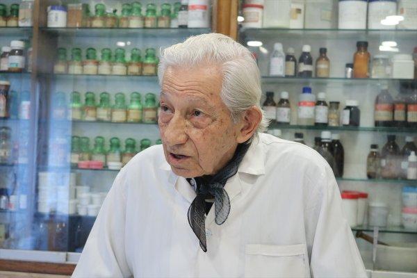 93 yaşındaki eczacı gençlere taş çıkarıyor
