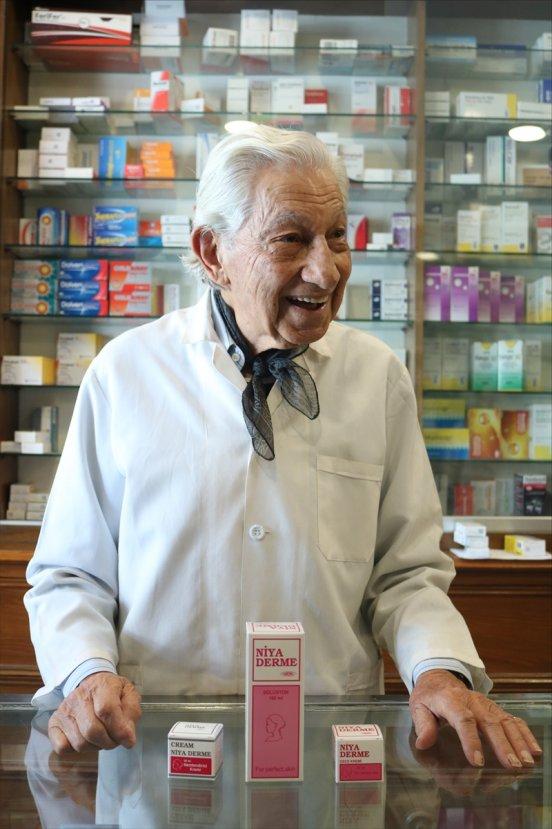 93 yaşındaki eczacı gençlere taş çıkarıyor