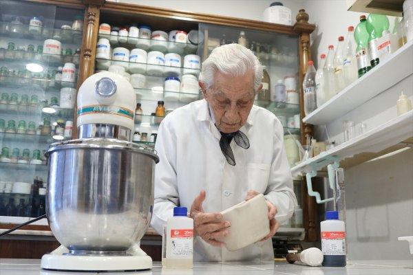 93 yaşındaki eczacı gençlere taş çıkarıyor