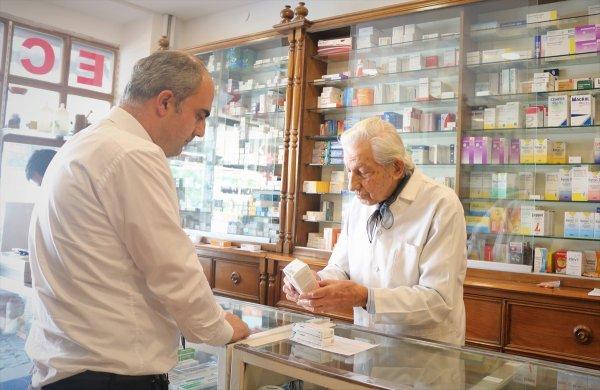 93 yaşındaki eczacı gençlere taş çıkarıyor