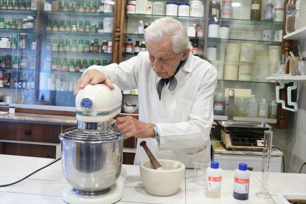 93 yaşındaki eczacı gençlere taş çıkarıyor