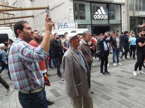 İstiklal'de arılar bir anda her yeri sardı