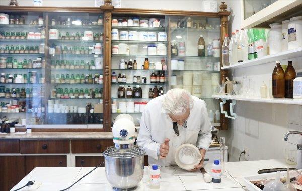 93 yaşındaki eczacı gençlere taş çıkarıyor