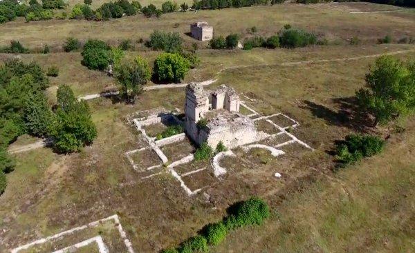 Fatih'in fethe çıktığı sarayın çevresi ören yeri oluyor