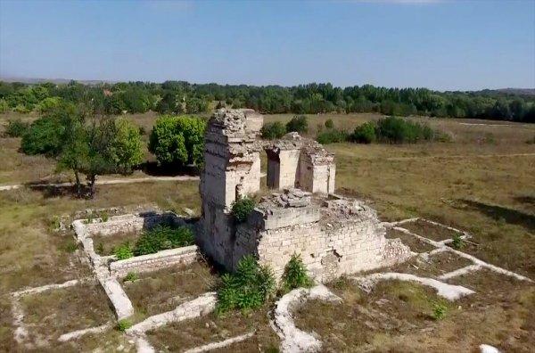 Fatih'in fethe çıktığı sarayın çevresi ören yeri oluyor