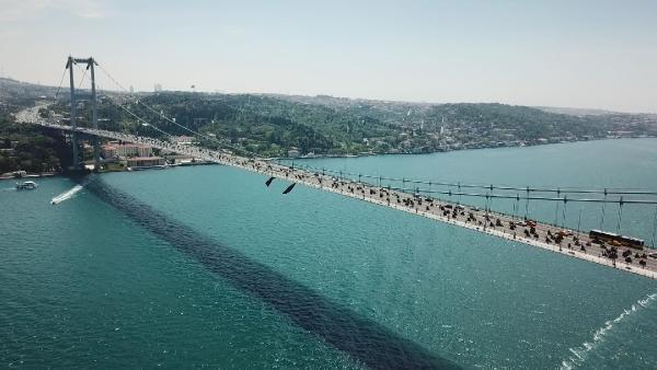 Yüzlerce motosikletli köprüden geçti