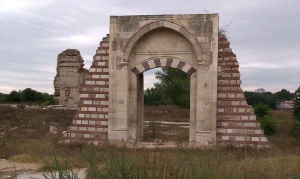 Fatih'in fethe çıktığı sarayın çevresi ören yeri oluyor