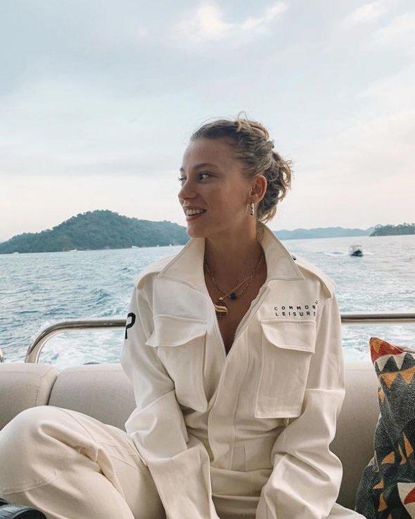 Serenay Sarıkaya tatilde