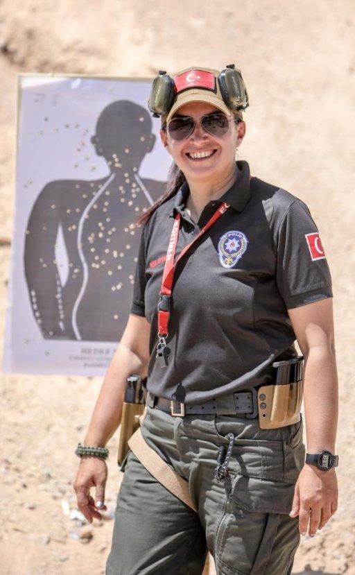 Antalya emniyetinin Lara Croft'u meslektaşlarını eğitiyor