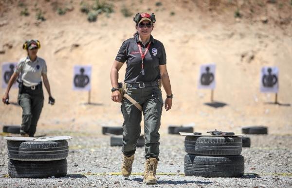 Antalya emniyetinin Lara Croft'u meslektaşlarını eğitiyor