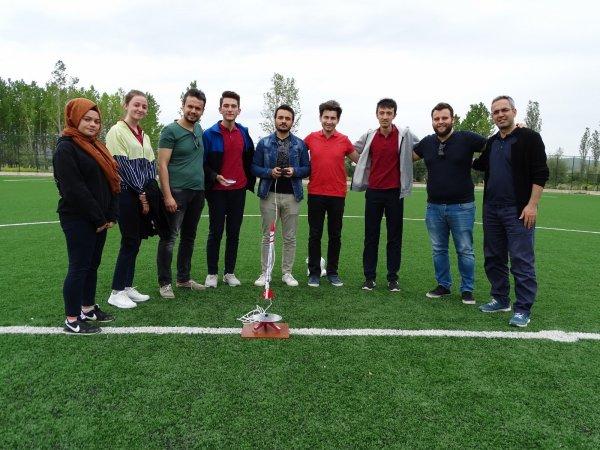 Kütahya’da lise öğrencileri yerli roket üretti