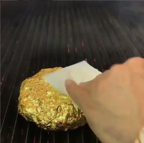 Nusret'ten altın kaplama hamburger: 300 dolar