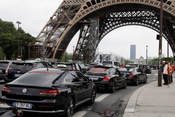 Eyfel Kulesi'ne tırmanan şahıs indirildi