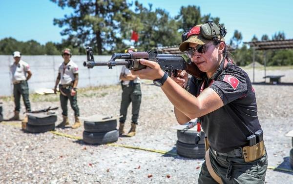 Antalya emniyetinin Lara Croft'u meslektaşlarını eğitiyor