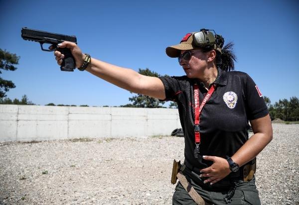 Antalya emniyetinin Lara Croft'u meslektaşlarını eğitiyor