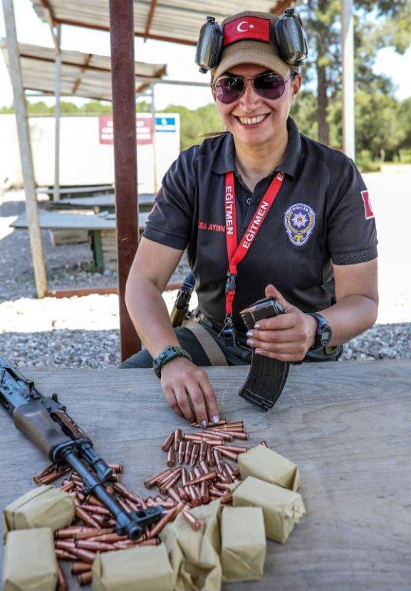 Antalya emniyetinin Lara Croft'u meslektaşlarını eğitiyor