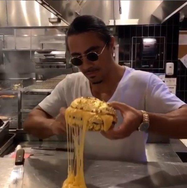 Nusret'ten altın kaplama hamburger: 300 dolar