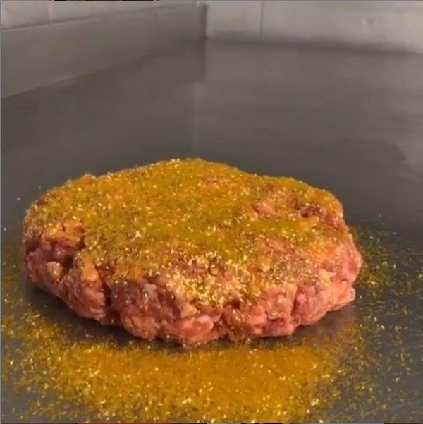 Nusret'ten altın kaplama hamburger: 300 dolar